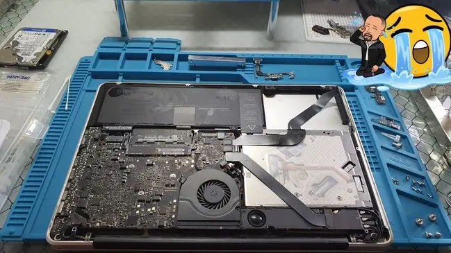 Grafika przedstawiająca rozebranego laptopa mac