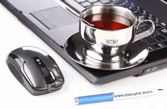 komputer z filiżanką intro